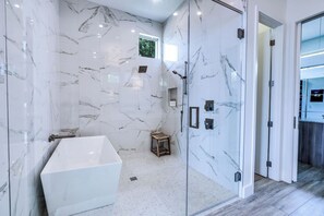 Bañera, secador de pelo y toallas