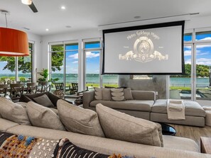 Smart-TV, peis, videospill og DVD-spiller