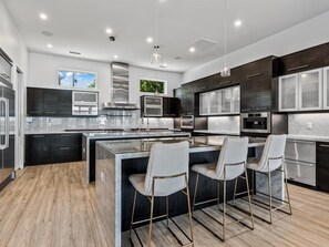 Réfrigérateur, four à micro-ondes, un four, surface de cuisson