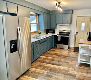 Fridge, oven, stovetop, coffee/tea maker