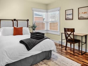 3 bedrooms, desk, blackout curtains, travel cot