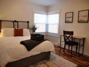 2 makuuhuonetta, työpöytä, pimennysverhot, vauvan matkasänky