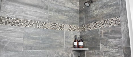 Combined shower/bathtub, hair dryer, towels, soap