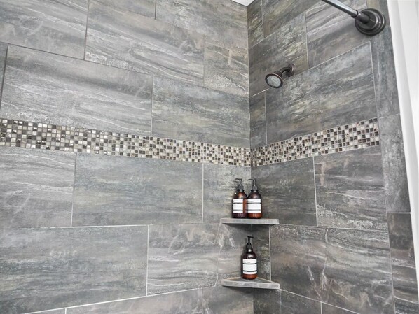 Bañera con ducha, secador de pelo, toallas, jabón