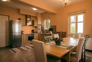 Villa Confort | Cuisine privée | Réfrigérateur grande capacité avec congélateur, un four
