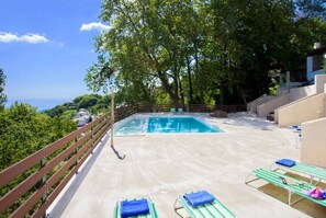 Piscine extérieure (ouverte en saison), chaises longues