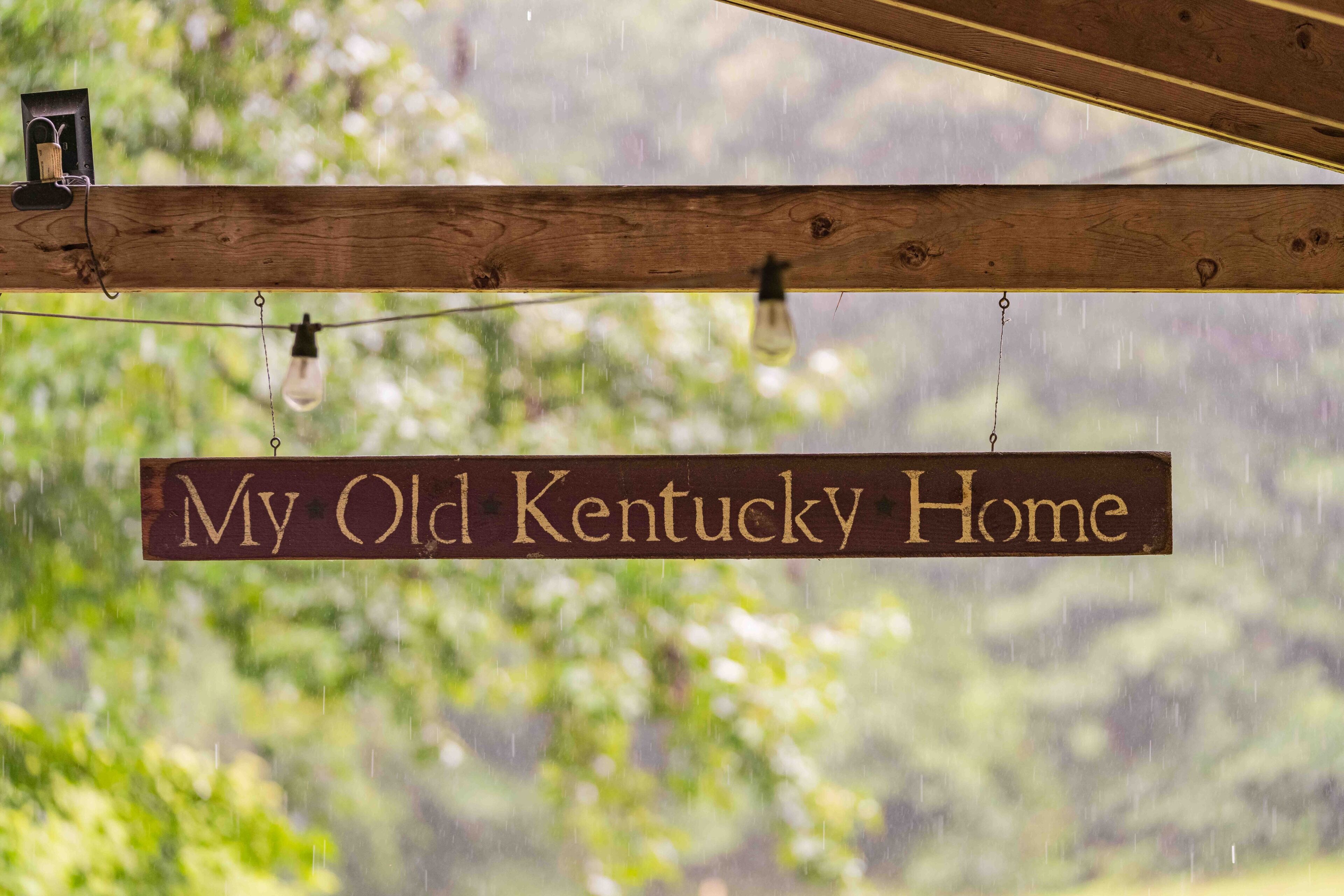 Une enseigne en bois portant l’inscription « My Old Kentucky Home » est accrochée à l’intérieur.