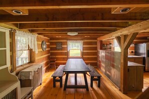 Dining - My Old Kentucky Home! Restful Log cabin retreat.. (Madisonville)