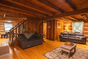 Fireplace, books - My Old Kentucky Home! Restful Log cabin retreat.. (Madisonville)