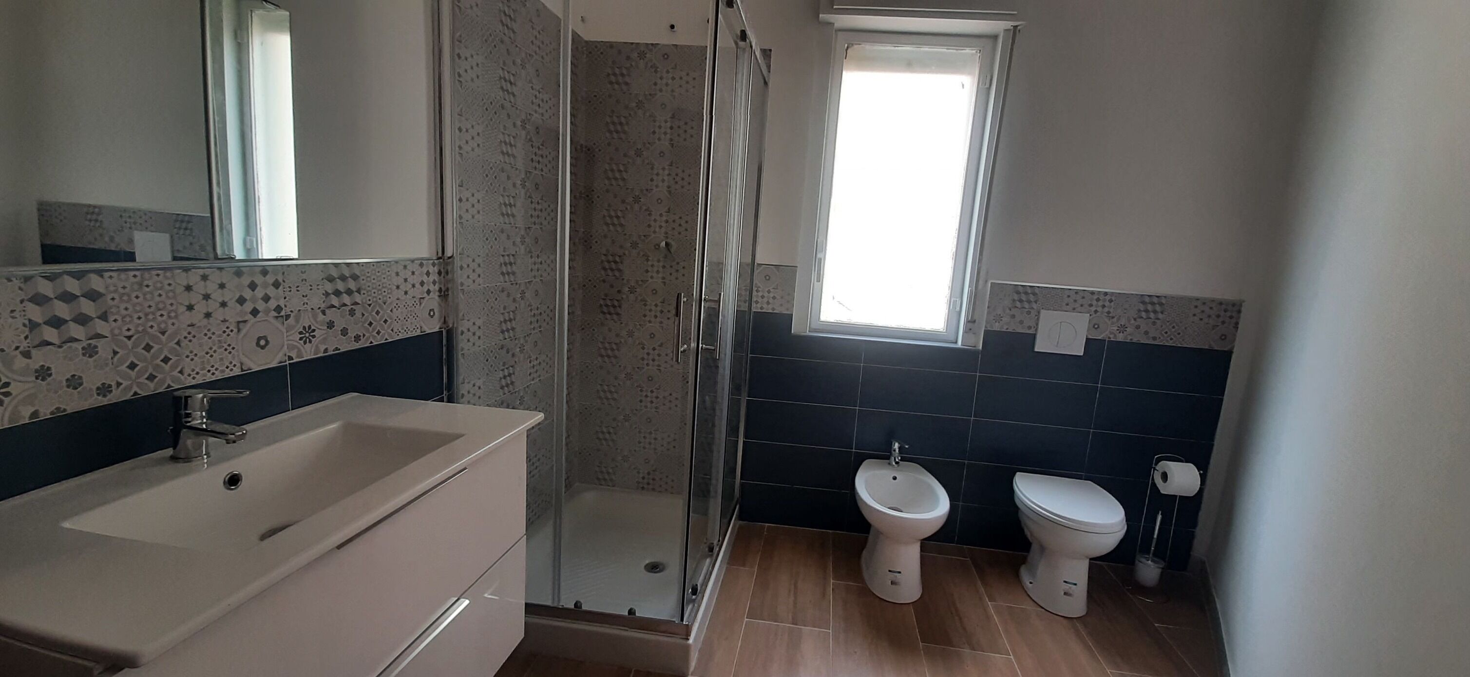Une salle de bain équipée d’une douche, d’un lavabo, d’un bidet et de toilettes.
