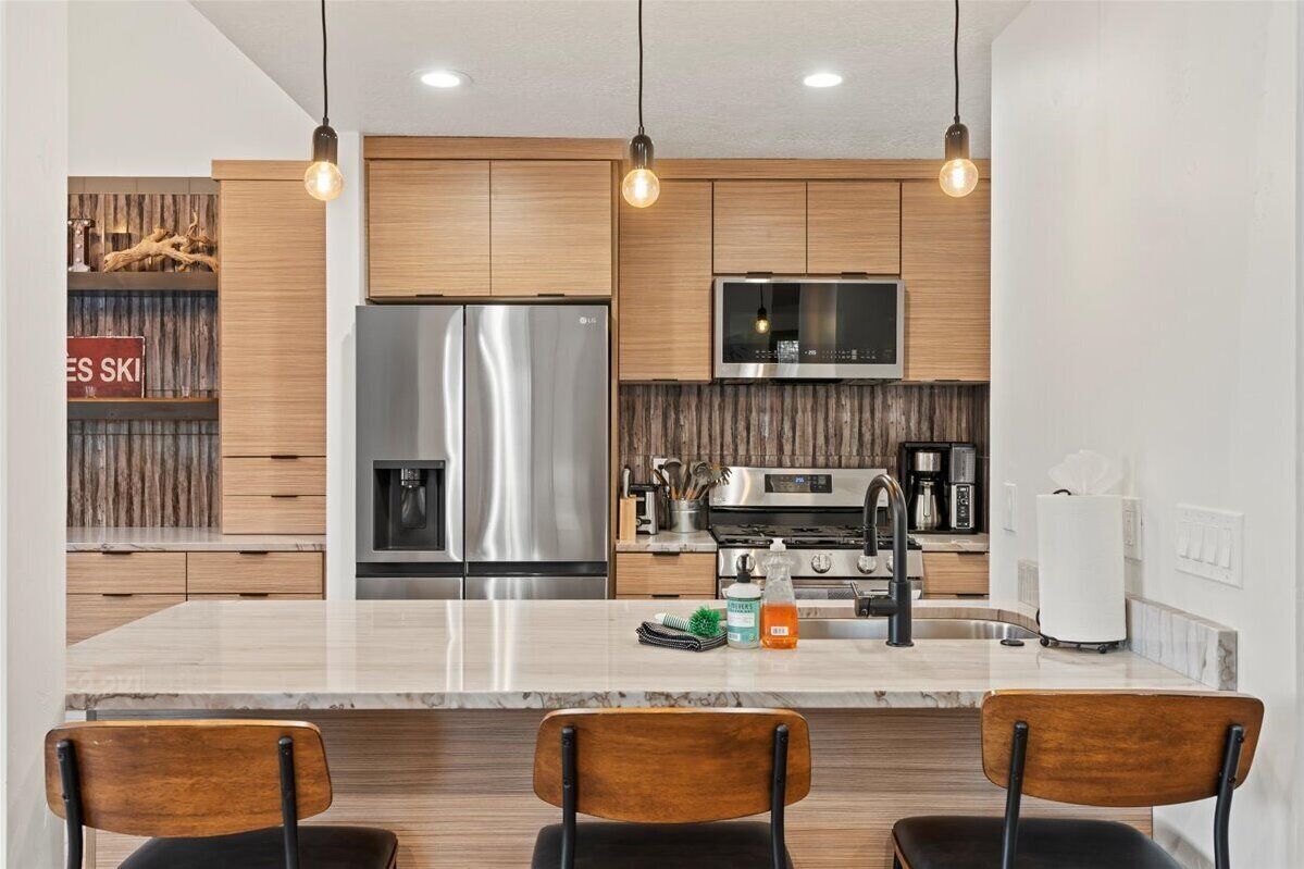 冷蔵庫、電子レンジ、オーブン、コンロ