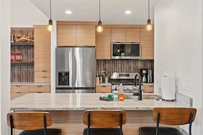 Kühlschrank, Mikrowelle, Ofen, Herdplatte