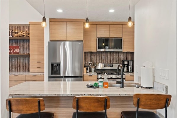 冰箱、微波炉、烤箱、炉灶