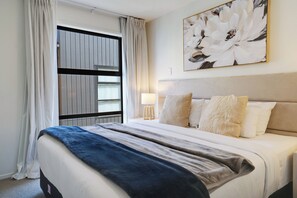 House | 2 bedrooms, desk, laptop workspace, iron/ironing board