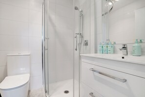 House | Bathroom | Shower, free toiletries, hair dryer, towels - Brand New House by Botany - Parking (Auckland)