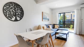 Huis | Woonruimte | Een 42-inch ledtelevisie met digitale zenders, televisie en Netflix