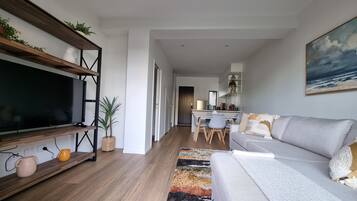 Ferienhaus | Wohnbereich | 42-Zoll-LED-Fernseher mit Digitalempfang, Fernseher, Netflix