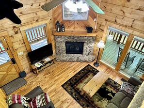 Smart TV, chimenea y videojuegos 