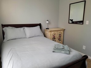 Room | Individually decorated, individually furnished, free WiFi, bed sheets - Maumee Inn (Fort Wayne)