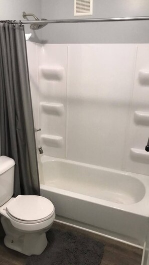 Combined shower/bathtub, hair dryer, towels - Maumee Inn (Fort Wayne)