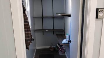 Full-sized fridge, oven, stovetop, dishwasher