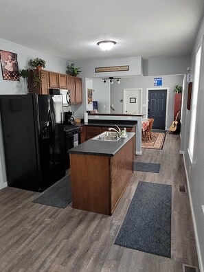 Full-sized fridge, oven, stovetop, dishwasher