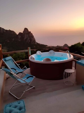 Terrace/patio - Holiday home 700 meters from the sea, with whirlpool and WiFi (Costa Paradiso)