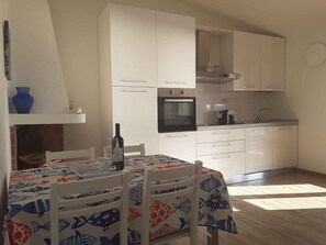 Kjøleskap, ovn, kokeplater og oppvaskmaskin