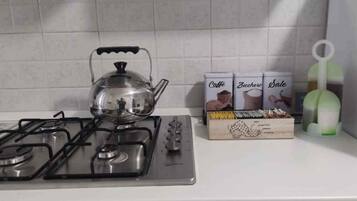 Frigorifero, microonde, forno, piano cottura