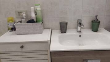 Dusche, Haartrockner, Bidet