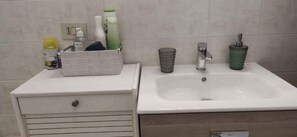 Dusche, Haartrockner, Bidet