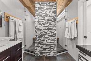 Dusche, Haartrockner, Handtücher, Toilettenpapier