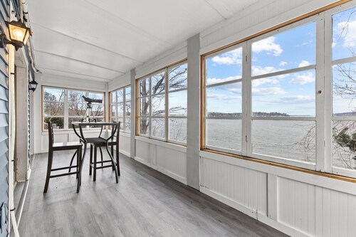 Stunning VT lake house- dog friendly
