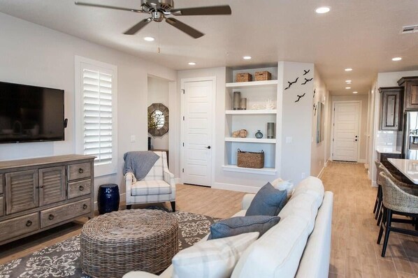 TV, offices - Private Balcony Hot Tub | Ideal Location (Washington)