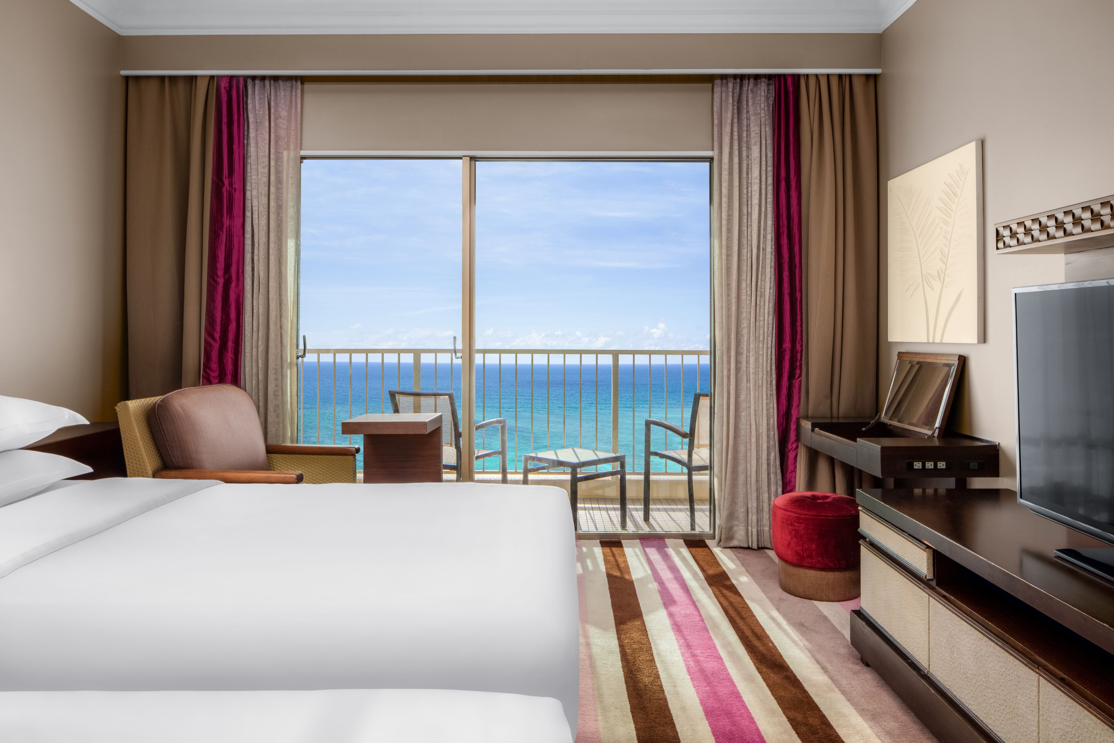 Minibar, odada kasa, güneşlik/perde, ütü/ütü masası 