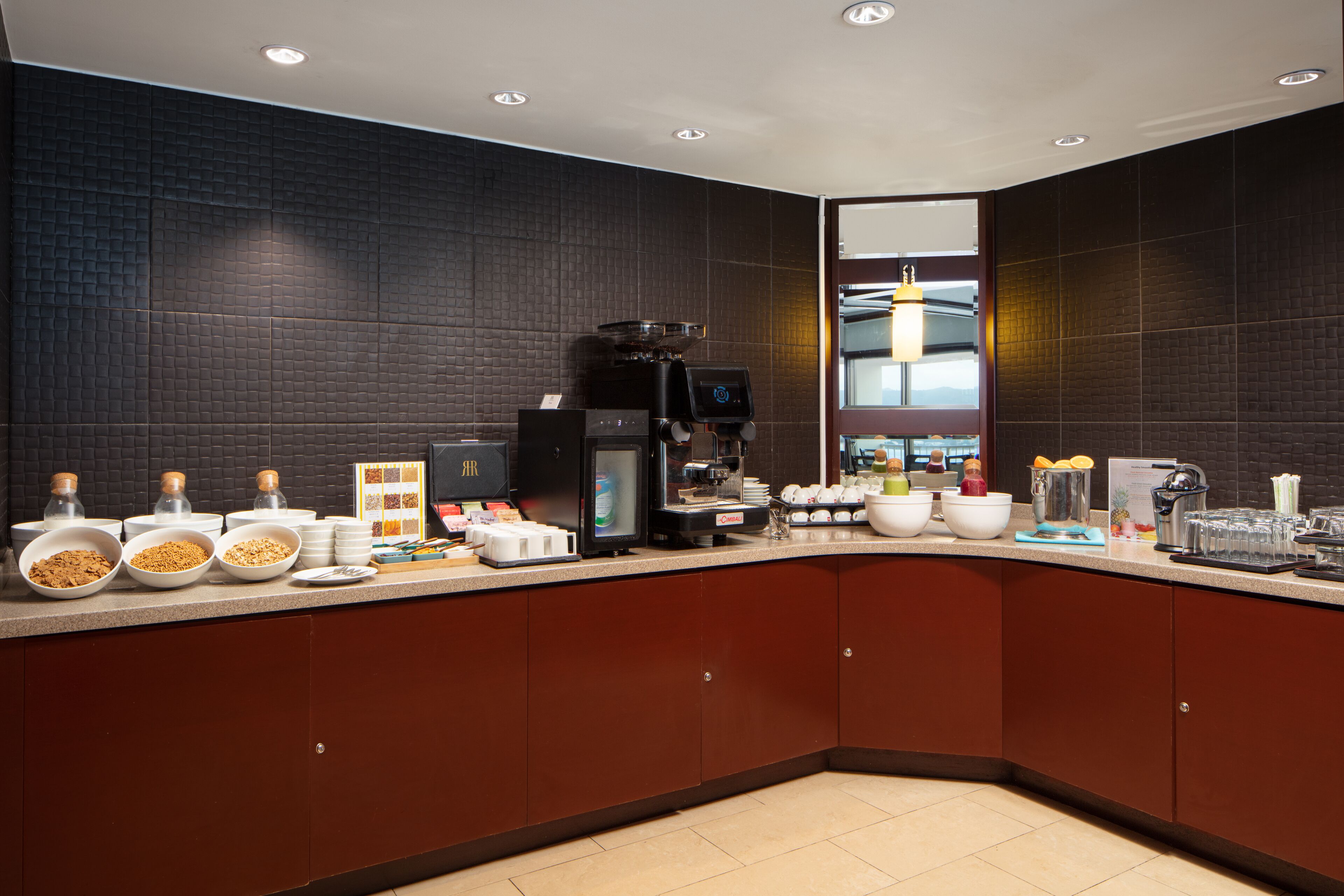 Una cocina moderna con una cafetera, tazones de comida y un refrigerador.