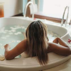 Espace de soins pour les couples, bain à remous, soins corporels