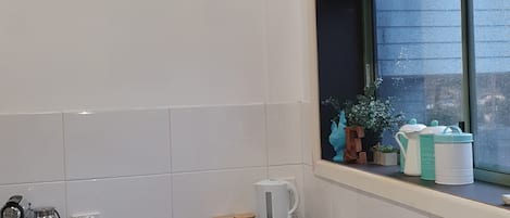 Kühlschrank, Mikrowelle, Ofen, Wasserkocher mit Kaffee-/Teezubehör