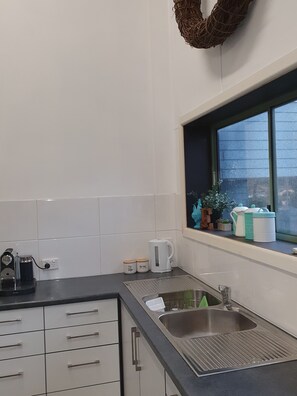 Kühlschrank, Mikrowelle, Ofen, Wasserkocher mit Kaffee-/Teezubehör