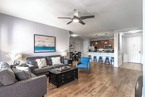 Smart TV, tavolo da calcetto, tavolo da ping pong