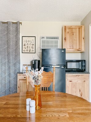 Refrigerador, microondas, cafetera y tetera y utensilios de cocina