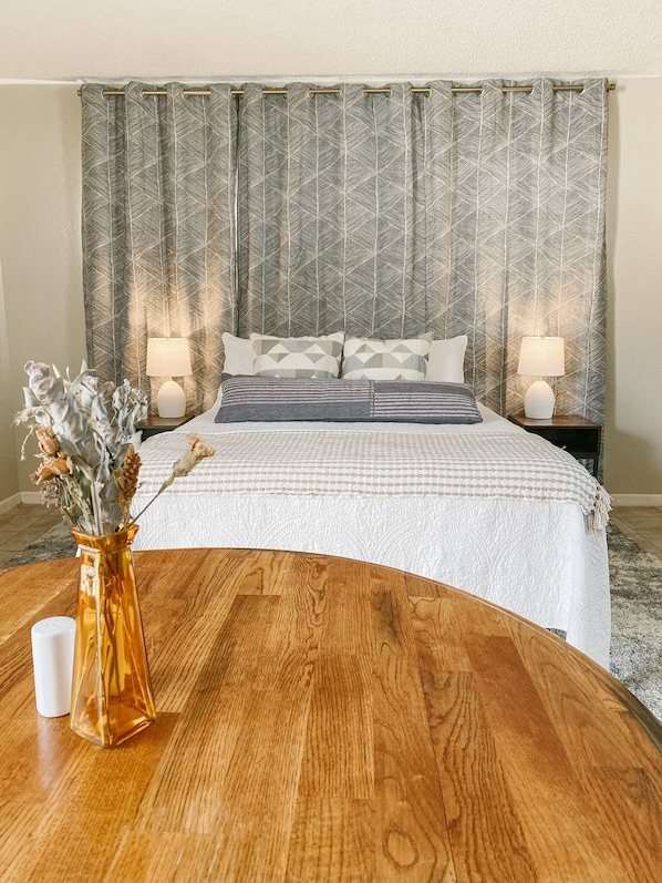 1 habitación, tabla de planchar con plancha, wifi gratis y ropa de cama