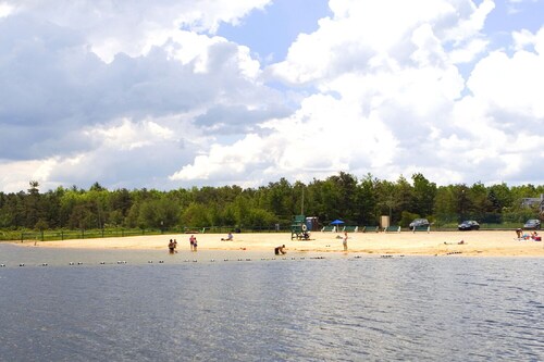 Close location to ski resorts! Great summer rental Quick walk to the pool ,beach