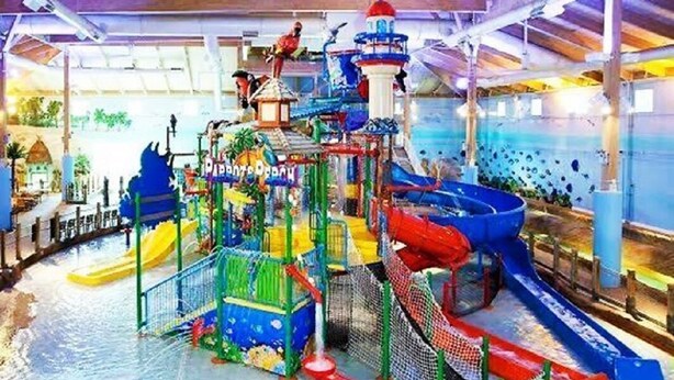 Un parc aquatique intérieur doté de nombreux toboggans et d’aires de jeux.