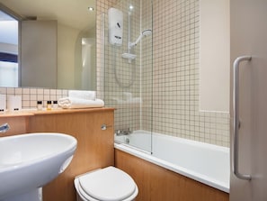 Une salle de bain moderne avec un lavabo, des toilettes et une douche à parois de verre.
