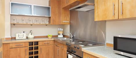 Fridge, oven, dishwasher, cookware/dishes/utensils