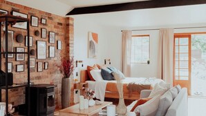Una sala moderna con chimenea, un sofá y una mesa de centro.