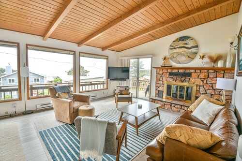 Ocean Creek Haus: Nature abounds w/ ocean views + babbling creek 