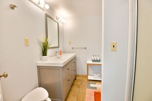 Combined shower/bathtub, hair dryer, towels, soap