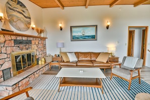 Smart TV, fireplace, books, music library